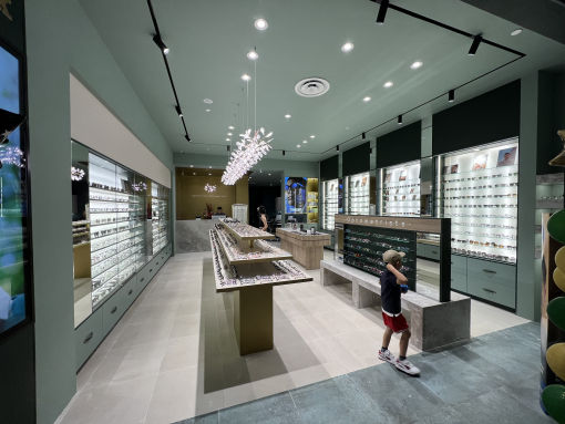 Knox Central 眼镜店装修 - 装修后 - 展示区