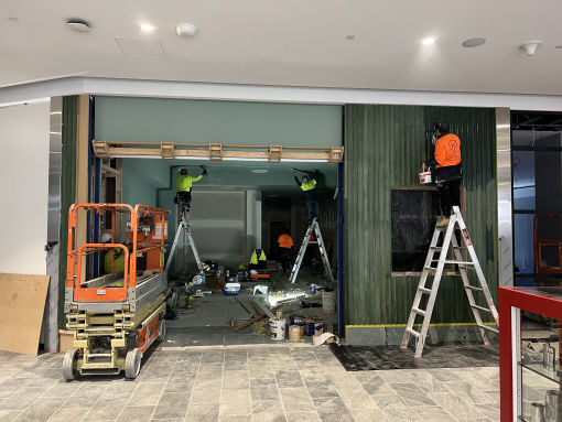 Knox Central 眼镜店装修 - 装修进行中 - 油漆工进场